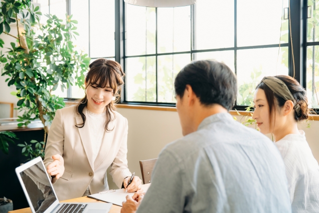 顧客と話す女性スタッフ