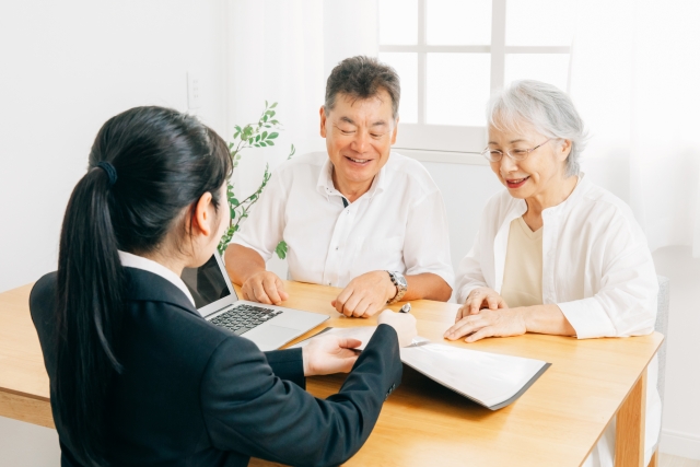 営業担当に相談する夫婦