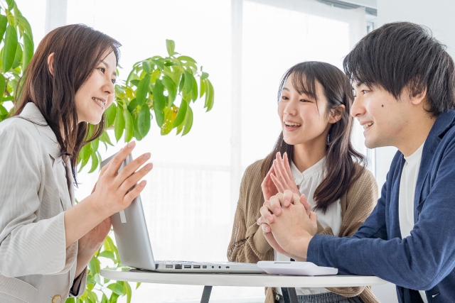 営業担当に相談する夫婦