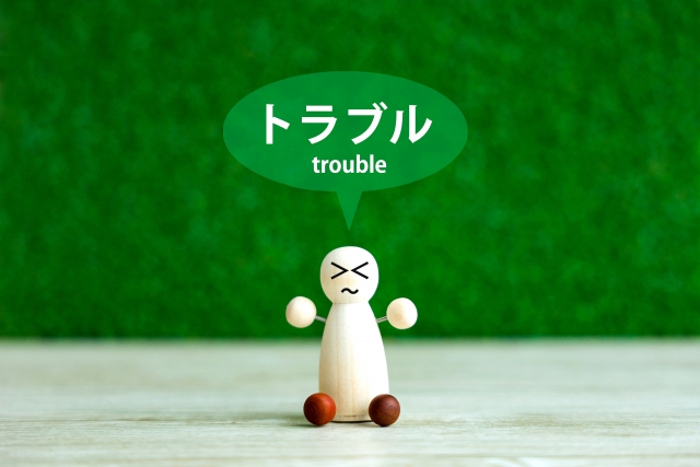 トラブルの文字列と困った顔の人形