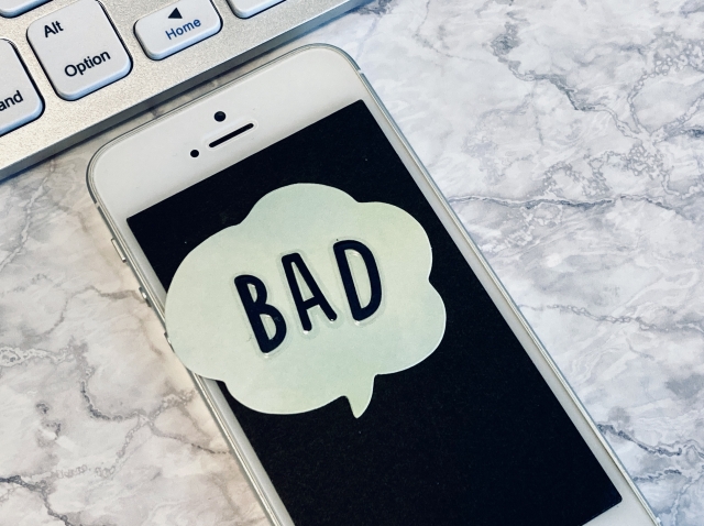 BADと書かれた吹き出しとスマホ