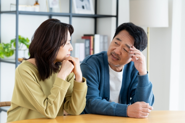 悩んでいる夫婦